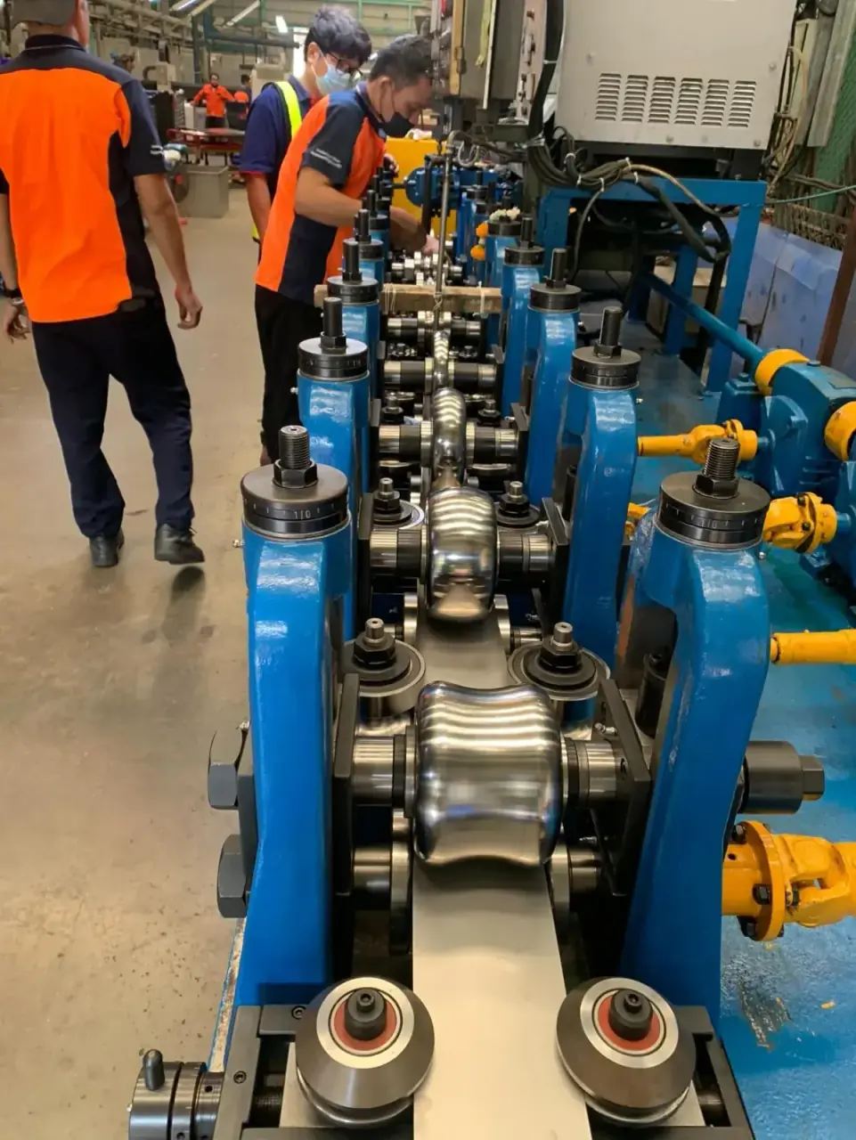 เครื่องจักรขึ้นรูป CHP สีน้ำเงินกำลังประกอบ